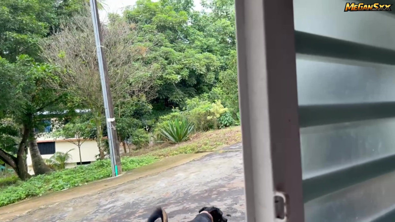 MeGanSxx: That's How I Work with the Dog Walker
