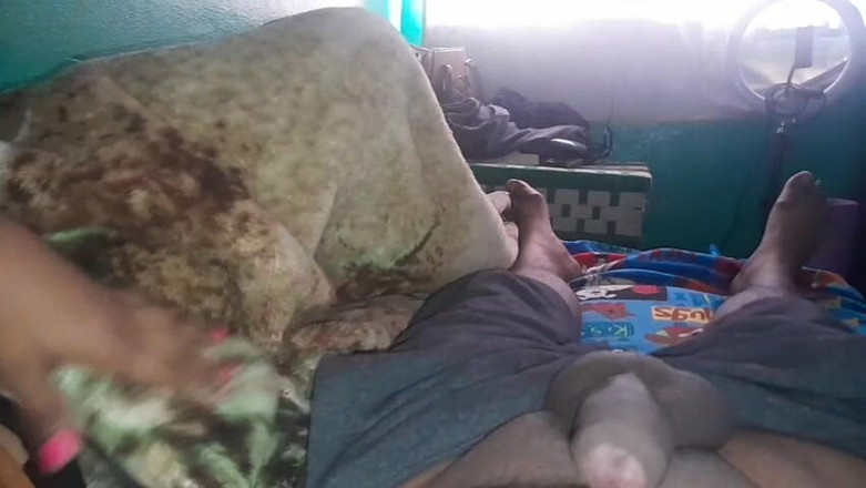 BigassMILF40: बड़ी गांड वाली पड़ोसन मुझे अपने घर आमंत्रित करती है और हम अंत में चुदाई करते हैं