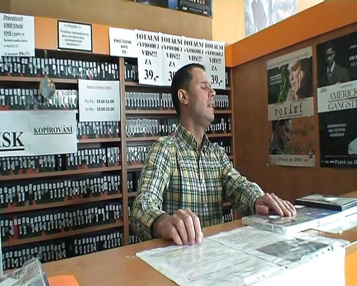 Alfacontent: Tento blonďatý miláček miluje šukání v knihovně