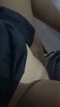 Kawan menggesel zakarnya terhadap pepek saya dan mengongkek saya di hadapan cuckold saya