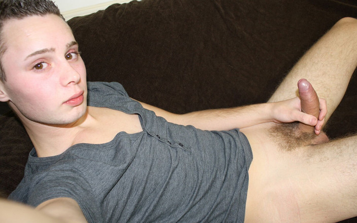 Gay Teen Boyfriends: Cewek kembar inggris yang langsing ngocok kontolnya yang belum disunat