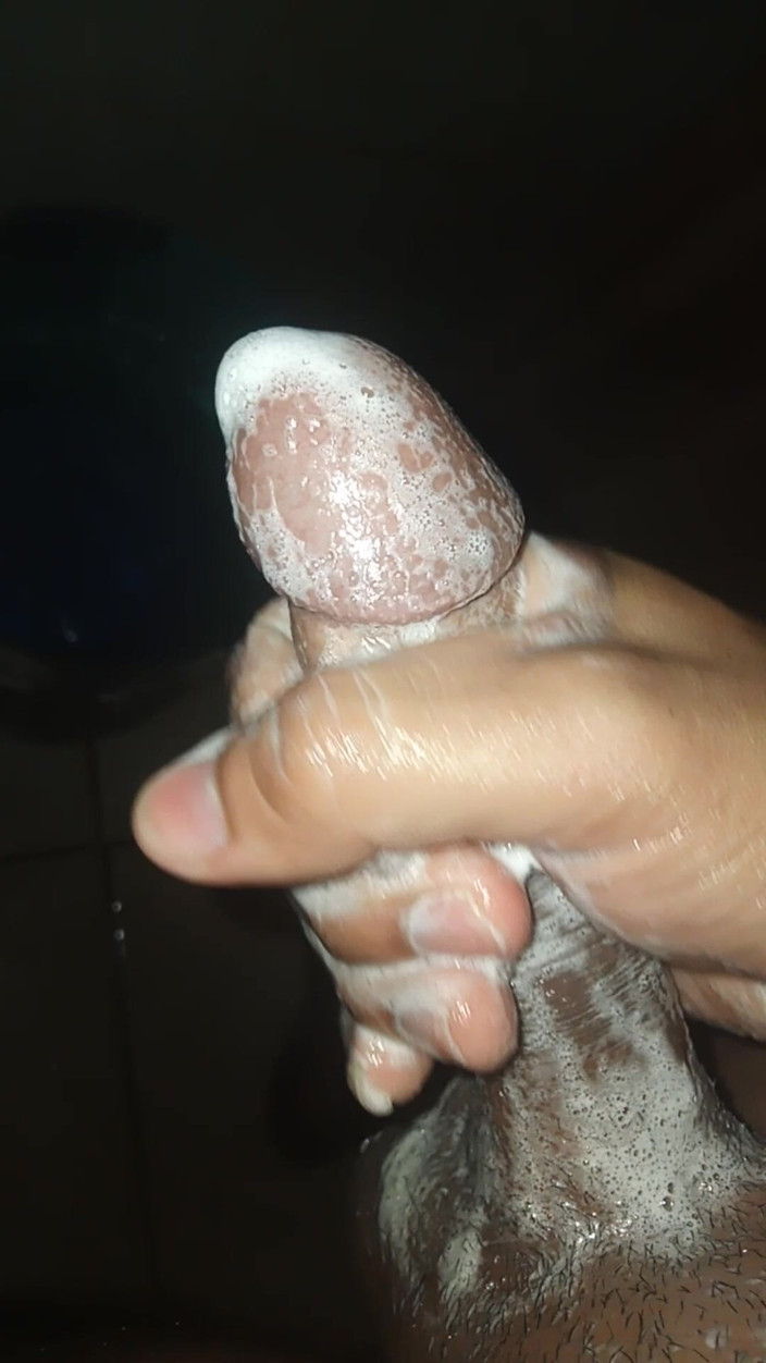 Cute boy jerks off: Genç adam kayınvalidesi duşta banyo yapıyor ve neredeyse onu mastürbasyon...
