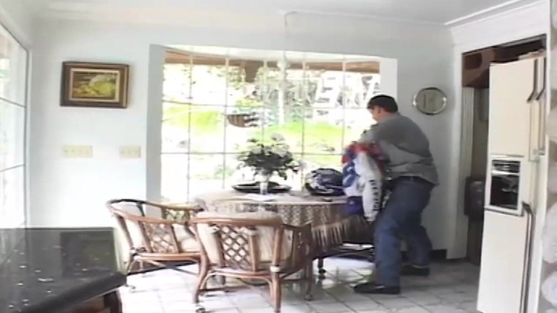 BANGORA RETRO CLUB: Awek matang memusnahkan zakar di dapur liar dan pesta seks...