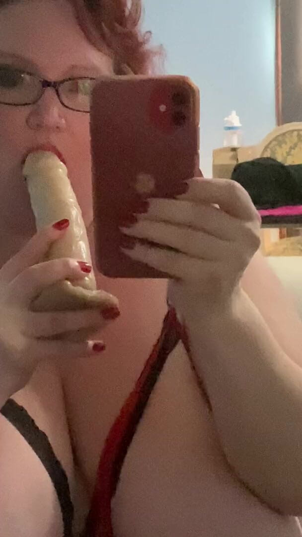 Rose Westt Studios: BBW lutscht und fickt dildo im spiegel