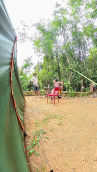 Främlingar som har sex på en offentlig campingplats.