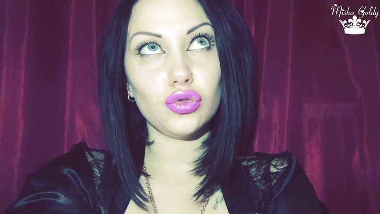 Goddess Misha Goldy: Lila glänzende lippen