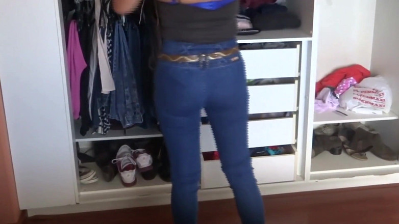 Ardientes69: 자위하고 섹스할 수 있도록 친구에게 큰 엉덩이를 보여주는 와이프