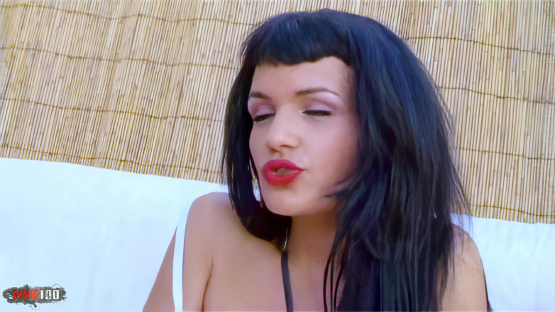 MMM100: Nina Roberts: Sexy Pornohvězda Nina Roberts dělá sexy striptýz