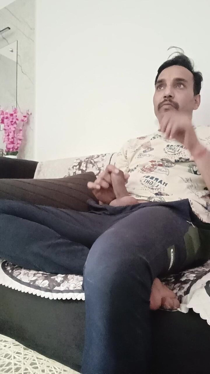 Rajasthani-old-lover: Masturbuje na mém gauči a sleduje televizi