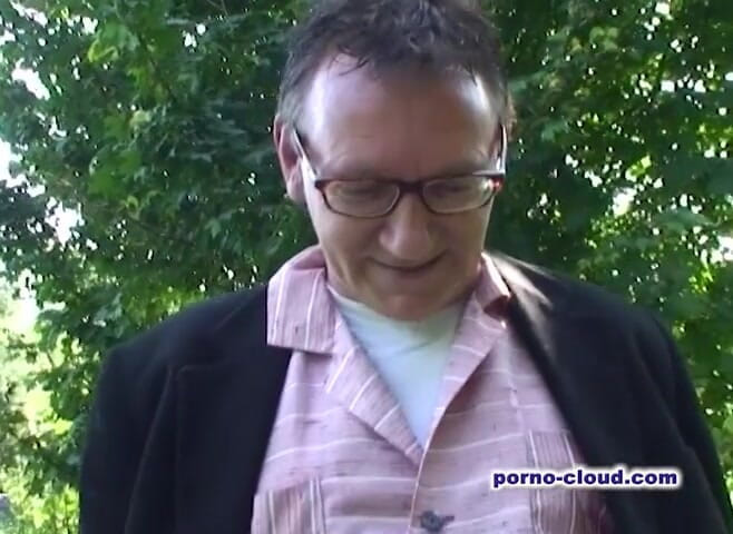Porno Cloud: Outdoor fuckery by a couple