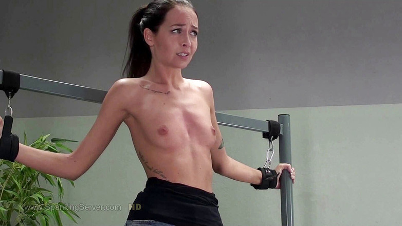 Spanking Server: Sebatan payudara Sissi 2009