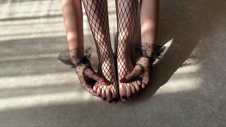 Gloria Gimson: Awek membelai kakinya dalam pantyhose jala hitam