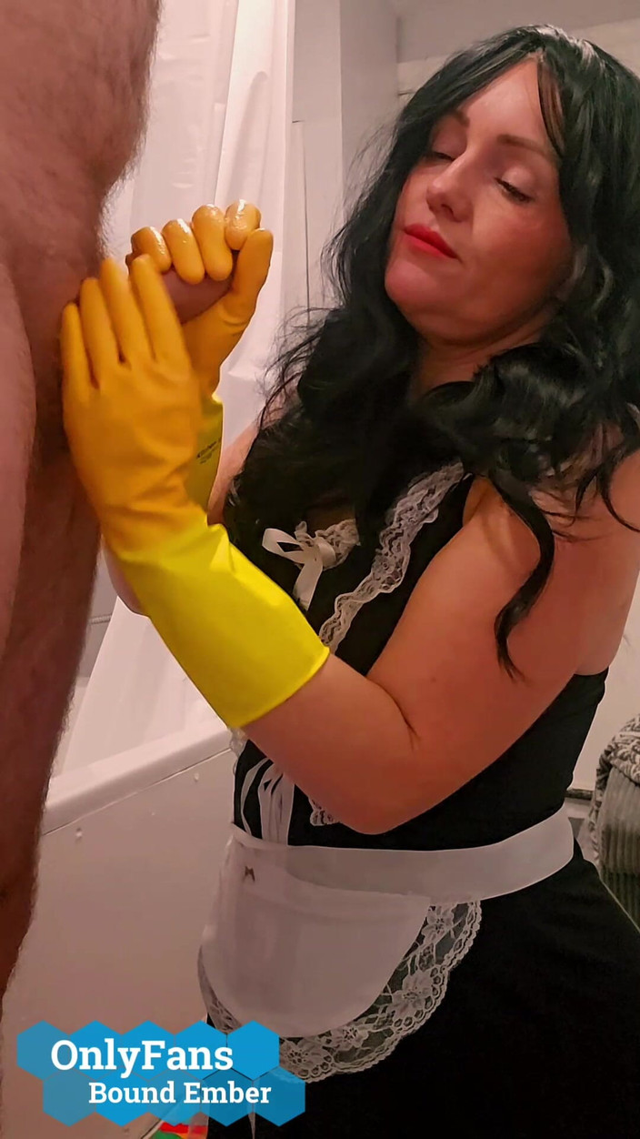 Bound Ember: ぽっちゃりミルフメイドに縛られたエンバーが、ゴム手袋をしたホテルのゲストに手コキをし、その後射精フェイシャルを受ける