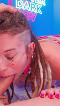 POV Eva Fay pijpbeurt en poesje neuken - Alternatief meisje in roze lingerie