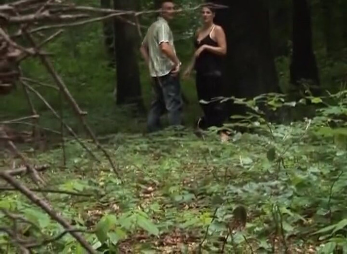 Homemade Market: 来自德国的黑发小妞在树林里