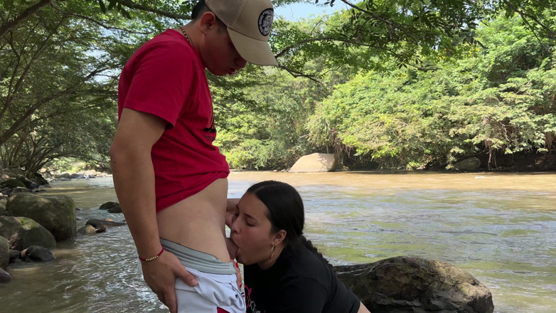 Duoafroditas: 我在看到我裸体在河边后，在户外与一个年轻陌生的拉丁裔男子激烈地做爱