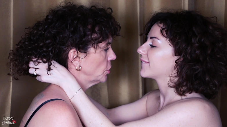 SavvyStar: 継母との深い舌のキス