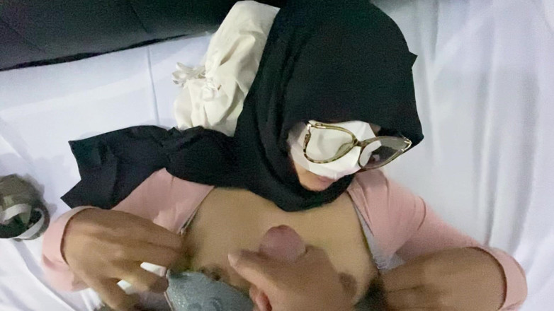 Clarelia: Hijab-mädchen lutscht