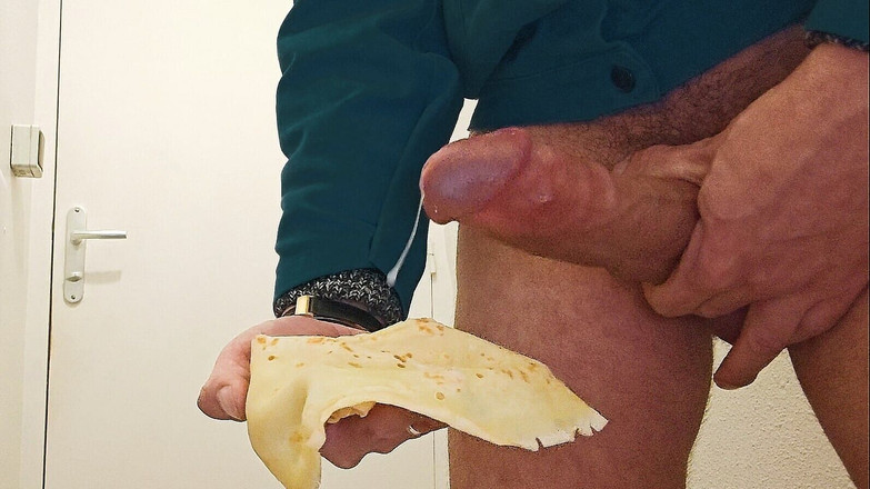 Clarabitch: tuvalette işteki yemeklere boşalma