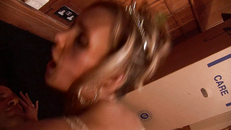 Fuck Fairies: Fata care face livrări a sosit pentru a avea grijă...