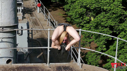 Gymnastic: Flexibel avontuur op een schip met sexy jurk