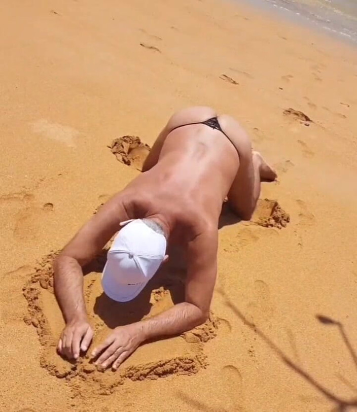 Ladysilvas: 非常性感的Ladysilva在海滩上穿着内裤，屁股真热辣