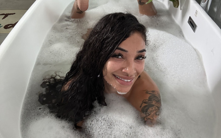 Erotic Medusa: Pierdol mnie w wannie z bąbelkami