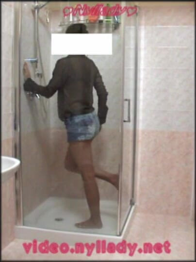 Nyllady: Külotlu çorapla duşta