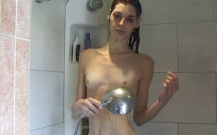 Flash Model Amateurs: Salope mince sous la douche