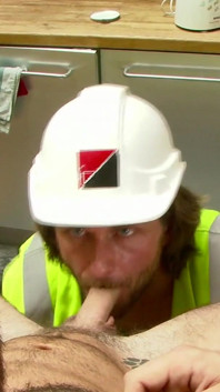 Hij werkt veel en zijn lichaam heeft rust nodig, dus zijn neuker is bereid hem te zuigen en te neuken in de keuken