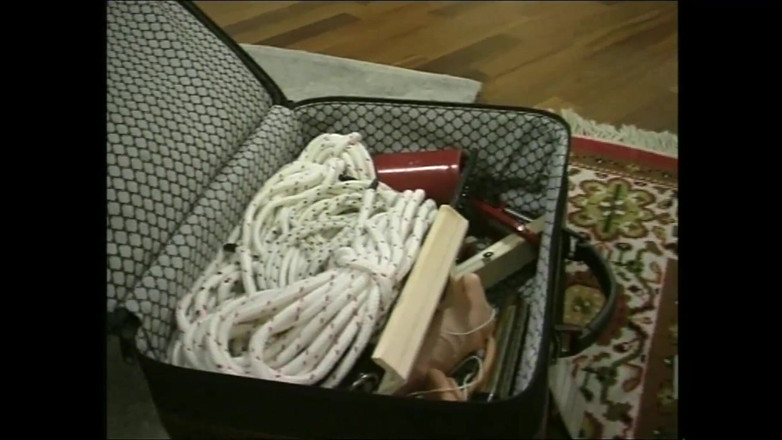 Vintage megastore: Jeune fille vintage aux cheveux courts se masturbe la chatte...