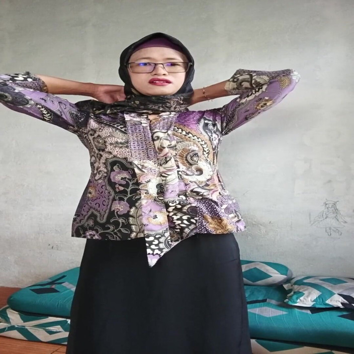 Mitha Zhe: Hijab Shemale Enjoying Self Masturbation