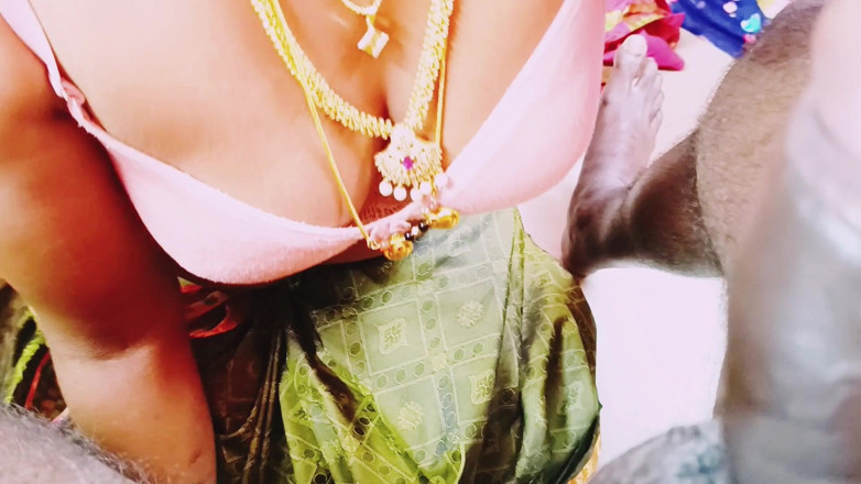 Telugu honey lips: Suri rumah desi Saree mengongkek suami curang Swamiji. Cakap Kotor...