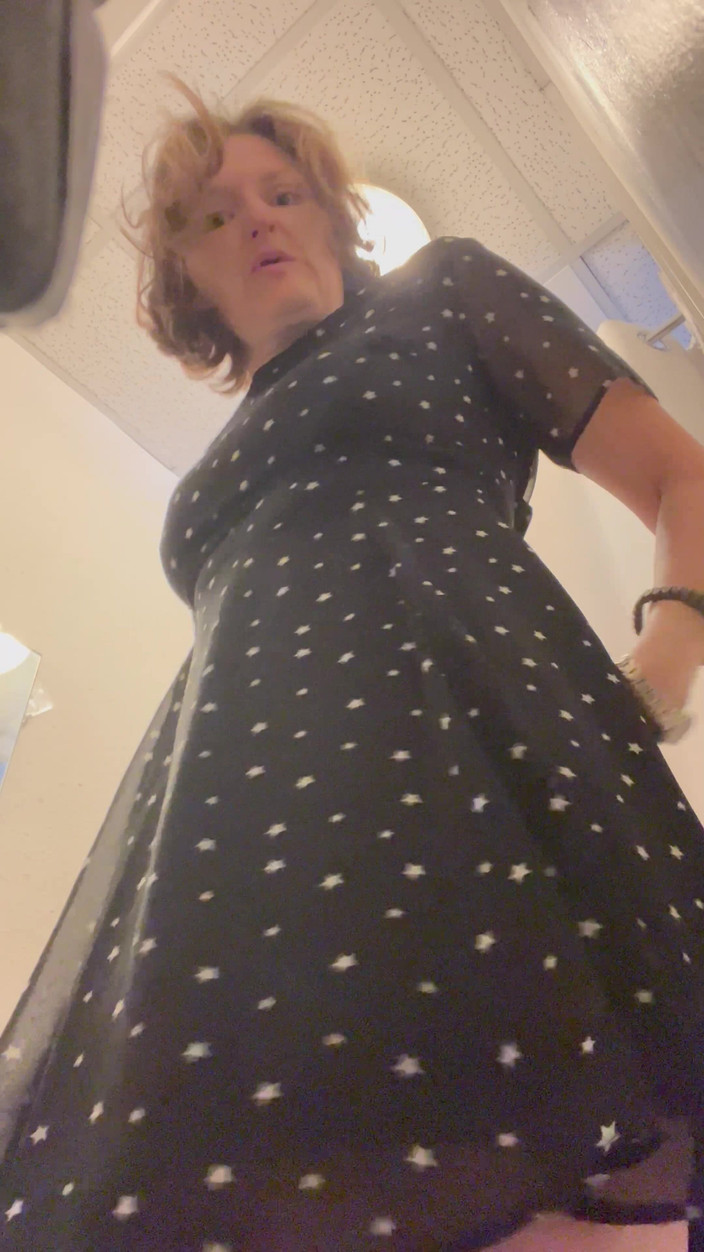 MistressWriggler: 公共の場でスターク・ボロックを裸にして新しい服を試着する。パート 1/2。