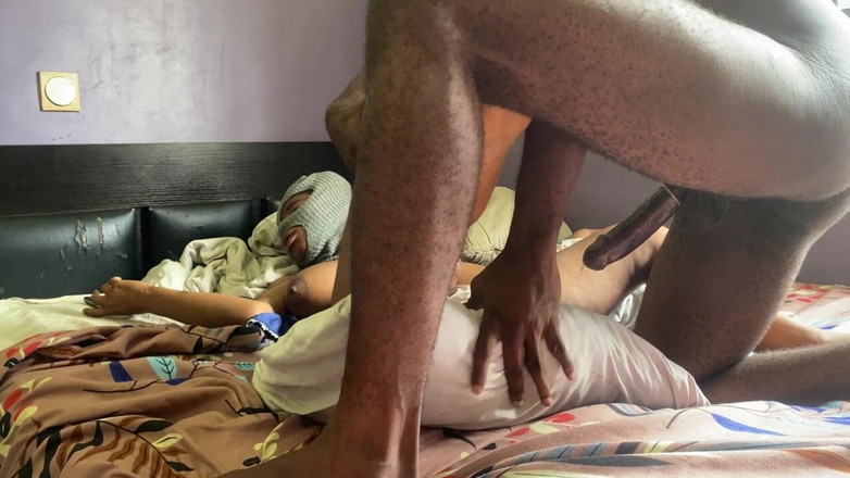 Zion: 巨乳性感少女在家里操一个大黑屌