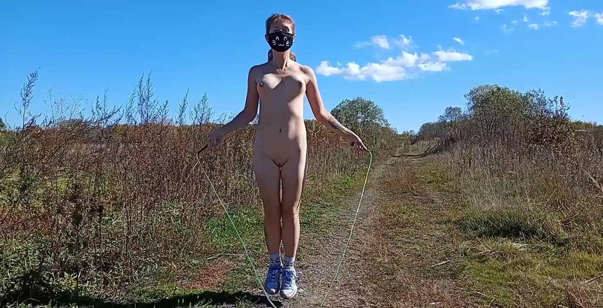 Juli Smith Meow: Nagi sport ze skakanką