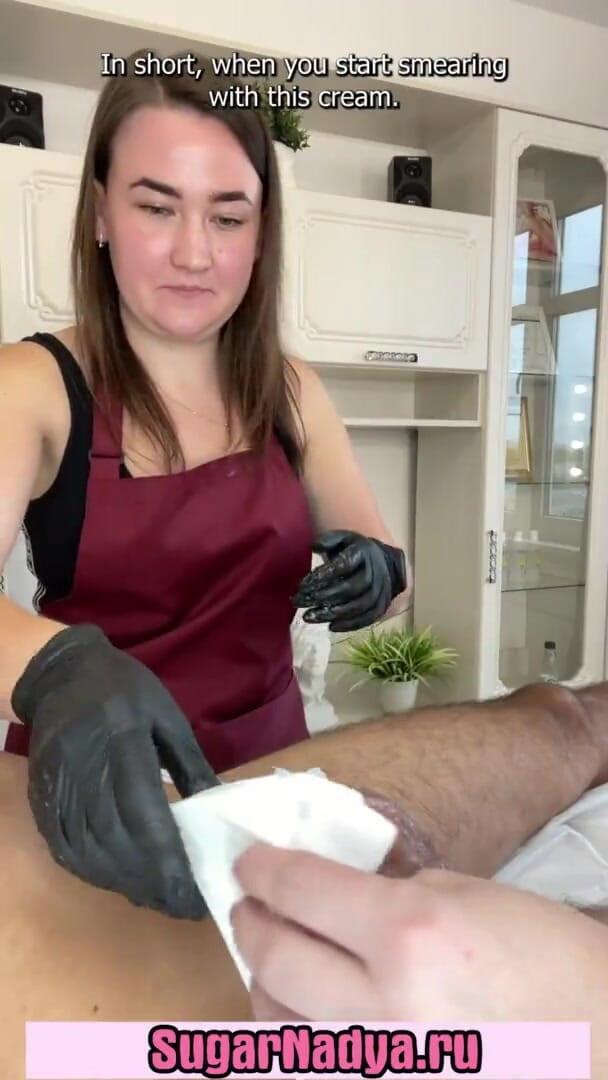 SugarNadya: Durante una lezione di rasatura, un cliente sborra sulla mia...