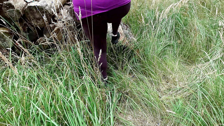 Bouncy Tits Action: 在树林里拍打并鞭打她的阴户红色