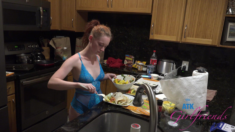 ATK Girlfriends: Elle te réveille et te suce la bite jusqu'à ce...