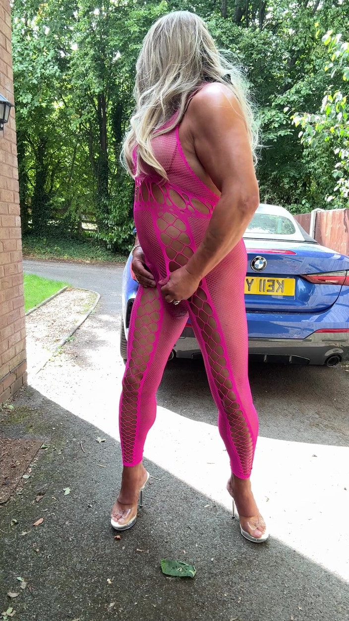 Kellycd2022: Сексуальний кроссдрессер kellycd2022 в рожевому ажурному комбінезоні та на підборах