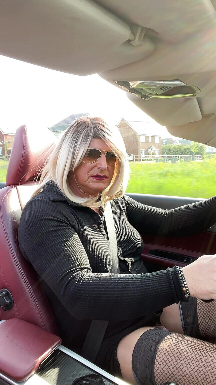 Kellycd2022: Travestit amator Kellycd2022 milf sexy sâmbătă după-amiază cu mașina în ciorapi...