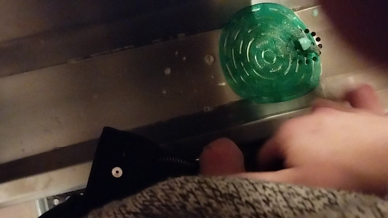 Bayer911: Kencing di pub wc