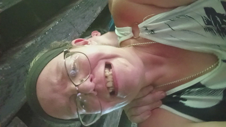 FluffyBeeChan: Porra na minha bunda sob os trilhos do trem abandonado