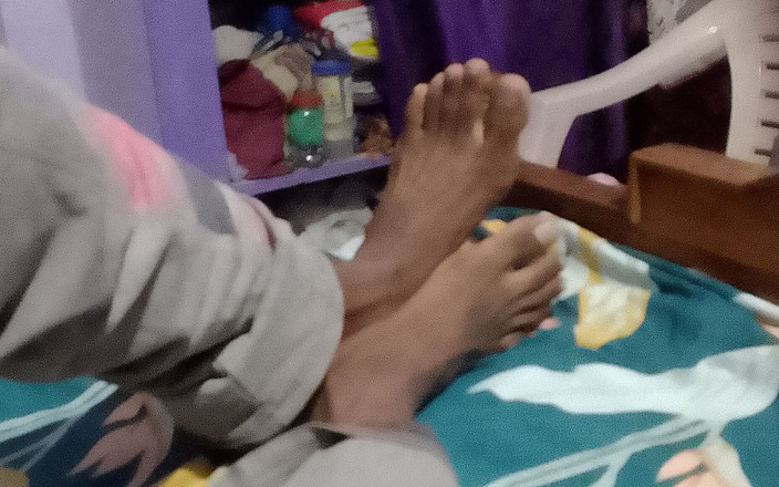 Abhijaymunith: Ukazuji nohy a honí si