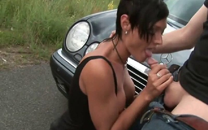 FoxyMedia: Pożądanie ogarnia ją w samochodzie, ale potem...