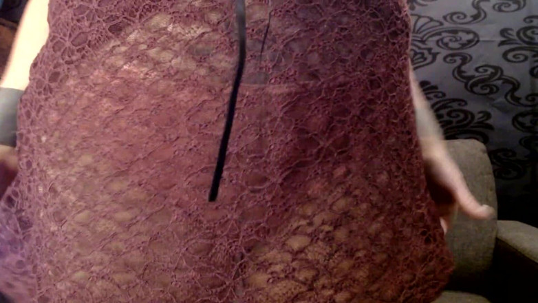 Abby Anna: Peach slipje cameltoe onder sexy kanten rok