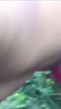 Bhabhi kampung dikongkek dalam padang Mustard dalam gaya doggy oleh pemilik padang