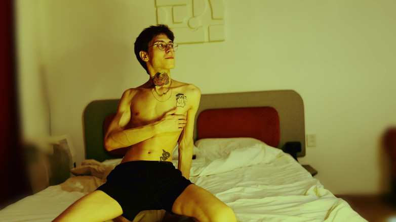 HotDogs studio: Je Suis Resté À L’hôtel Et J’ai Décidé De Me Masturber...