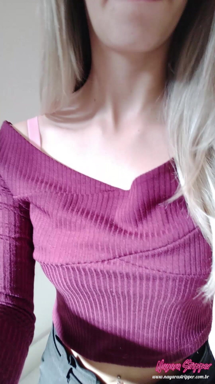 Nayflix: Blondýnka masturbuje v koupelně