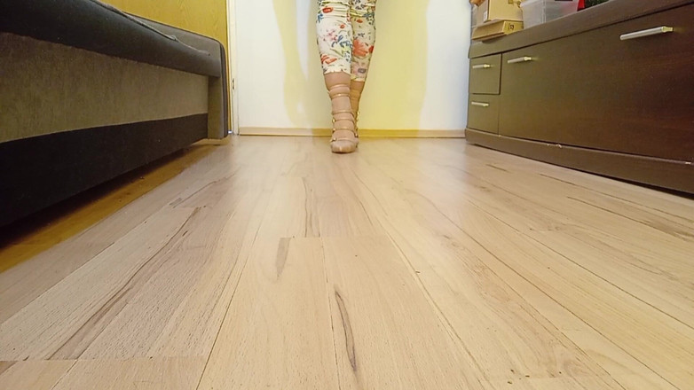 High Heels Kingdom: क्रॉसड्रेसर सेक्सी नग्न नंगी पैरों की ओर इशारा की हुई नकली ऊँची एड़ी के जूते पहनकर चलता है